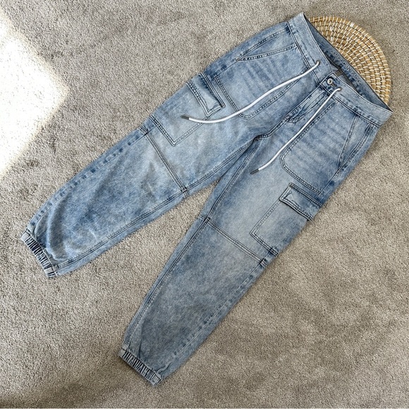 American Eagle Women’s Super High Waisted Cargo Denim Jogger Jeans in Ice Blue 4 - Picture 3 of 16